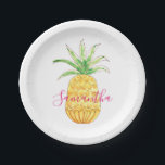 Assiettes En Carton Aquarelle rose jaune ananas personnalisée<br><div class="desc">Décorez votre table d'été avec ces assiettes en papier élégantes et amusantes. 
Ils présentent un ananas couleur aquarelle en jaune avec une typographie rose.
Vous pouvez les customiser en changeant le nom.
Aquarelle originale © Michele Davies.</div>
