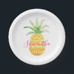 Assiettes En Carton Aquarelle rose jaune ananas personnalisée<br><div class="desc">Décorez votre table d'été avec ces assiettes en papier élégantes et amusantes. 
Ils présentent un ananas couleur aquarelle en jaune avec une typographie rose.
Vous pouvez les customiser en changeant le nom.
Aquarelle originale © Michele Davies.</div>