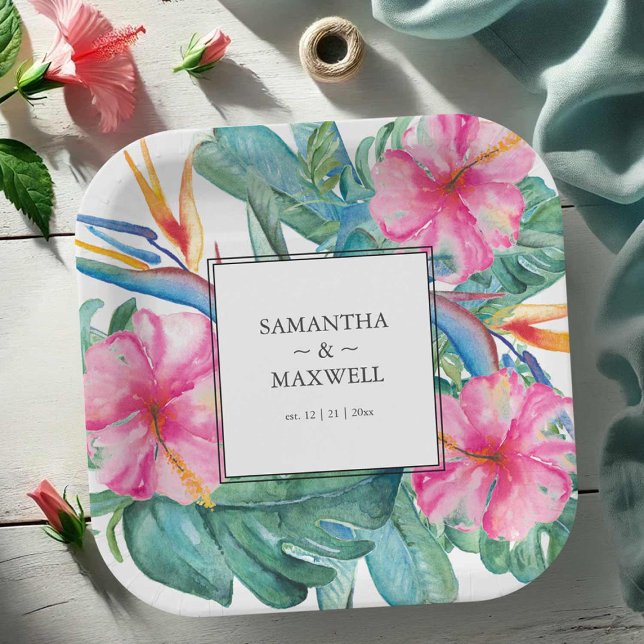 Assiettes En Carton Aquarelle tropicale Mariage florale avec noms (Wedding paper plates tropical pink flowers monstera palm leaves watercolor by Victoria Grigaliunas)