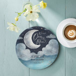 Assiettes En Carton Au-dessus du baby shower de galaxie lunaire monogr<br><div class="desc">Nous sommes sur la lune ciel nuages galaxie baby shower monogrammed imprimé imprimé plaques modèle,  aquarelle cyan bleu galaxie nuages argent lune et étoiles baby shower décoration de table personnalisée</div>