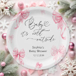 Assiettes En Carton Baby Its Cold Outside Winter Pink Bow Baby Shower<br><div class="desc">This design is perfect for a winter baby shower and has a sweet,  seasonal charm to help welcome a baby girl! Matching items available.</div>