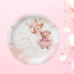 Assiettes En Carton Baby shower d'attente rapide de l'ours rose Teddy<br><div class="desc">Embarquez dans un voyage de douceur et d'anticipation avec notre adorable article, où chaque détail est conçu pour remplir les coeurs de joie et d'excitation. Ce design charmant présente un ours bébé chéri, orné d'une belle robe rose, des ballons dorés accrochés aux délicats accents floraux de sa patte. Dans un...</div>