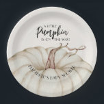 Assiettes En Carton Baby shower d'automne Citrouille blanc<br><div class="desc">Un grand citrouille blanc met en évidence ces mignonnes plaques de papier baby shower neutre pour le genre avec les mots "Un petit citrouille est en route" en haut. (Disponible également en rose,  bleu et vert.) CORRESPONDANCE d'objets dans notre collection.</div>
