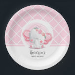 Assiettes En Carton Baby shower de fille d'éléphant rose<br><div class="desc">Un adorable petit éléphant avec des oreilles roses et un bandeau de fleurs sur un motif en diamant rose et blanc est présenté sur ces plaques en baby shower de fille. Egalement disponible en bleu et vert. CORRESPONDRE des articles dans notre magasin.</div>