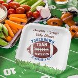 Assiettes En Carton Baby shower de football<br><div class="desc">Cette plaque en papier baby shower sur le thème du football est la meilleure façon de célébrer l'arrivée d'un bébé garçon ! Ces assiettes ont un design ludique avec des graphismes de football et le message "Touchdown! Votre équipe a un garçon !" Cette plaque en papier est une façon amusante...</div>