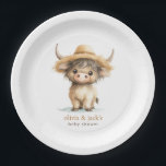 Assiettes En Carton Baby shower de la vache de Boho Highland<br><div class="desc">Baby shower de vache Boho Highland. La propreté de la ferme pour votre baby shower. Personnalisez facilement le texte au besoin. Avec une douce vache des hautes terres sur une illustration casquette de paille.</div>