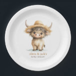 Assiettes En Carton Baby shower de la vache de Boho Highland<br><div class="desc">Baby shower de vache Boho Highland. La propreté de la ferme pour votre baby shower. Personnalisez facilement le texte au besoin. Avec une douce vache des hautes terres sur une illustration casquette de paille.</div>