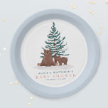 Assiettes En Carton Baby shower d'hiver À feuillage persistant pour bé<br><div class="desc">Cette élégante et fantaisiste "Baby It’s Cold Outside", conception de plaques en papier baby shower, présente deux mignonnes ours bruns d’hiver dans une forêt de pins à feuillage persistant, avec une floraison de neige. Le design neutre du genre peut être entièrement personnalisé avec le nom du parent et la date...</div>
