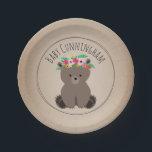 Assiettes En Carton Baby shower fait sur commande inspiré de carte<br><div class="desc">Plaques à papier de baby shower comportant une illustration d'un petit animal d'ours de bébé utilisant une couronne de fleur.  L'arrière - plan est de carte inspiré. Personnalisez le nom.</div>