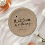 Assiettes En Carton Baby shower rustique, Kraft, Personnalité non sexi<br><div class="desc">Un design qui vient compléter le décor de votre baby shower rustique. Le design branché comprend un arrière - plan de couleur kraft, des lettres de calligraphie de brosse et votre texte personnalisé. Remplissez vos informations dans le modèle. Utilisez le bouton Customiser pour modifier la police (style, taille, couleur, position)...</div>