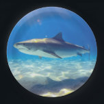 Assiettes En Carton Baignade de requins Eau bleu de l'océan<br><div class="desc">Baignade de requin Bleu Océan EauIl s'agit d'une créature majestueuse de la mer bleue profonde. Le requin gris nage avec la nageoire pointue et blanc sous le ventre.  Parfait pour les amateurs de requins dans votre vie.</div>