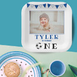 Assiettes En Carton Balle de football 1er anniversaire Photo Anniversa<br><div class="desc">Boule de football 1er anniversaire Photo Plaques de papier fête d'anniversaire. Jolies assiettes de fête d'anniversaire pour la 1ère fête d'anniversaire avec une photo personnalisée. Le design a un ballon de football et des drapeaux de bottes en blanc et bleu. Fête d'anniversaire sur le thème du football. Personnalisez avec la...</div>