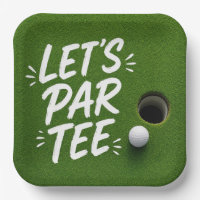 Balle de golf à côté du trou sur l'herbe verte de 