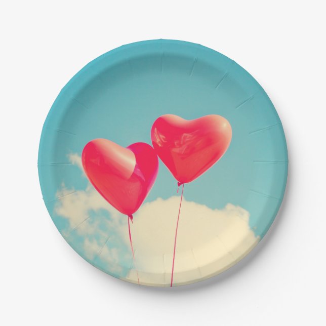 Assiettes En Carton Ballons du Coeur Rouge contre ciel nuageux (Devant)
