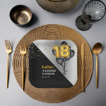 Assiettes En Carton Ballons élégants Noir | Gold 18th Birthday Party<br><div class="desc">Les ballons noirs en retour vers les ballons à chiffres d'or donnent une touche dramatique à ce design de fête du 18e anniversaire. Conception composite par Holiday Hearts Designs (droits réservés). D'autres numéros d'âge sont disponibles dans notre boutique.</div>