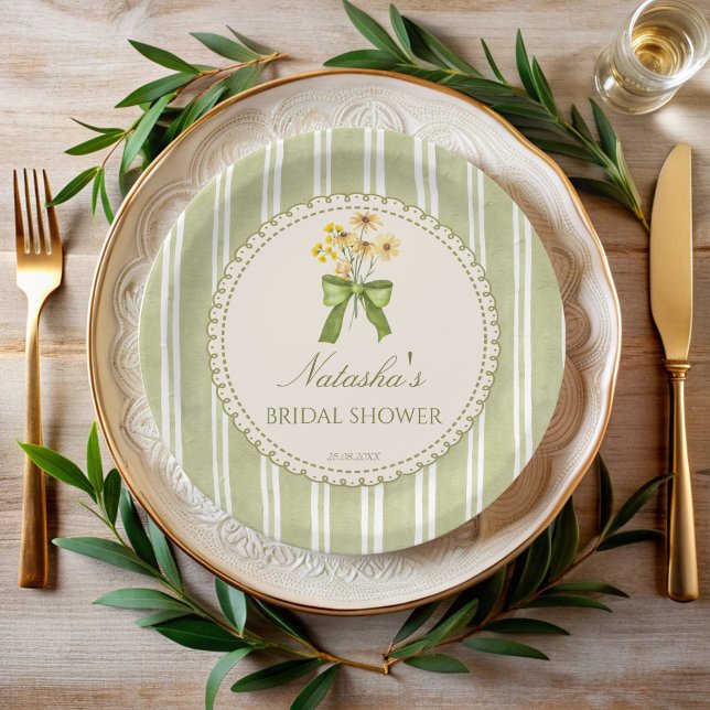 Assiettes En Carton Bandes vert sauge douche de mariée monogramme (Sage green stripes grand millennial bridal shower monogrammed paper plates personalized table decor)