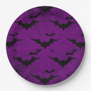 Assiettes En Carton Battes de Halloween sur l'arrière - plan pourpre