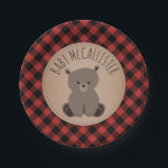 Assiettes En Carton Bear Cub Lumberjack Plaid Baby shower<br><div class="desc">Plaques en papier baby shower illustrant un bébé ours avec un arrière - plan de sériole rouge et noir.</div>