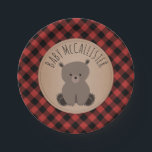 Assiettes En Carton Bear Cub Lumberjack Plaid Baby shower<br><div class="desc">Plaques en papier baby shower illustrant un bébé ours avec un arrière - plan de sériole rouge et noir.</div>