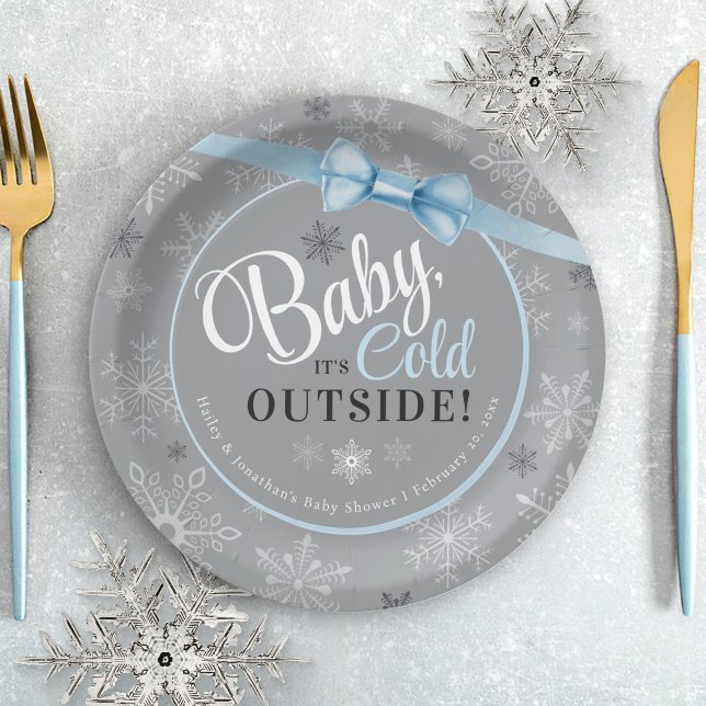 Assiettes En Carton Bébé C'est Bleu Froid & Gray Snowflake Boy Douche (Cute pastel blue baby boy winter snowflake shower table setting, paper plate, baby It's cold outside)