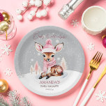 Assiettes En Carton Bébé il fait froid dehors baby shower de chevreuil<br><div class="desc">Bébé il fait froid dehors fille baby shower bébé cerf vaisselle personnalisée assiettes pour le baby shower à thème hivernal. Joli cerf de bébé portant rose casquette d'hiver et foulard roses arbres neige arrière - plans filles assiettes de baby shower</div>
