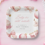 Assiettes En Carton Bébé rose Il fait froid dehors Baby shower<br><div class="desc">Fêtez l'arrivée prochaine de votre petite fille avec ces charmants plateaux de baby shower "Baby, it's cold out", avec des illustrations d'aquarelle douce des arcs roses, des vêtements de bébé et des éléments d'hiver confortables, cette invitation est parfaite pour des vacances de Noël ou un baby shower d'hiver. Les éléments...</div>