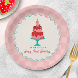 Assiettes En Carton Berry 1er Anniversaire Panier de fraises Checkerbo<br><div class="desc">"Berry First Birthday" thème de fête de premier anniversaire de fraises avec illustration du panier de marché de l'agriculteur de fraises surmonté d'une bougie. Bordure est un damier rose avec un design bleu ondulé.</div>