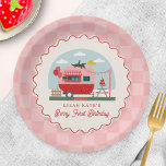 Assiettes En Carton Berry 1er Birthday Strawberry Camper Checper<br><div class="desc">"Berry First Birthday" thème de fête de premier anniversaire de fraises avec illustration du camper de marché de fraises. Bordure est un damier rose avec un design rouge ondulé.</div>