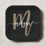Assiettes En Carton Black Gold Modern Script Girl Monogramme Nom<br><div class="desc">Ajoutez une touche de luxe et d'élégance à votre célébration avec les Plaques Papier Monogramme Monographie Black and Gold Modern Script Girly. Ces assiettes élégantes disposent d'un arrière - plan noir élégant avec un monogramme d'or audacieux dans une police de script moderne, ce qui en fait le choix parfait pour...</div>