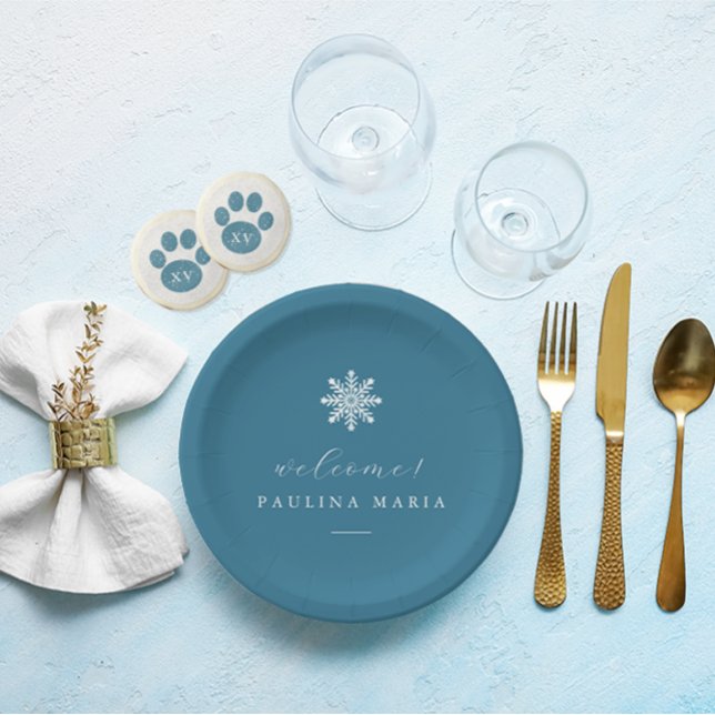 Assiettes En Carton Bleu d'hiver 15e anniversaire Quinceañera Snowflak (Beautiful blue personalized quinceanera celebration plate with winter white snowflake.)