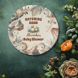 Assiettes En Carton Boho Cute Hatching Bientôt Dinosaur Baby shower<br><div class="desc">Améliorez le charme de votre baby shower avec nos Plaques de Baby shower Boho Cute "Hatching Soon" Dinosaur ! Avec d'adorables illustrations de dinosaures et des accents d'inspiration bohème, ces plaques en papier ajoutent une touche délicieuse à votre célébration. Que vous serviez des collations, des amuse-gueules ou une tranche de...</div>