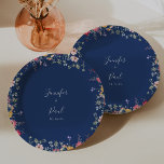 Assiettes En Carton Boho Multicolor Fleur sauvage Mariage gâteau<br><div class="desc">Cette plaque en papier mariage fleur sauvage de couleur boho est parfaite pour une réception de mariage moderne. Le design se compose d'un assortiment multicolore de fleurs sauvages roses, rousses, violettes, jaunes, blanches, violettes, rouges, bordeaux. Faites-le vous-même en ajoutant les noms de la mariée, du marié et de la date...</div>