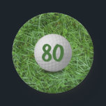 Assiettes En Carton Boule de golf 80th Birthday sur plaque de papier d<br><div class="desc">Numéro 80 sur balle de golf blanc sur herbe verte pour la fête d'anniversaire du golfeur. L'âge d'anniversaire peut être modifié.</div>