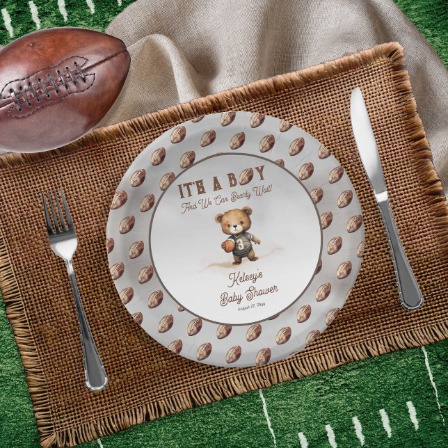 Assiettes En Carton Boy Bearly Wait Baby shower de football américain (Teddy Bear Boy American Football Baby Shower Round Paper Plate - Bearly Wait Collection)