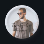 Assiettes En Carton Brosse Lettrage photo personnalisée Papier de fête<br><div class="desc">Cette plaque de papier photo personnalisée ajoutera des détails élégants à votre fête d'anniversaire. Cette conception comporte des lettres de brosse "Vingt et un" avec du texte personnalisé. Vous pouvez personnaliser le texte avec n'importe quel âge ou autre événement. D'autres fournitures de fête sur mesure sont disponibles dans ma boutique...</div>