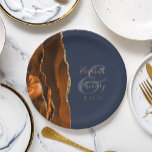 Assiettes En Carton Brûlé Orange Agate Or Mariage bleu marine<br><div class="desc">Ces élégantes plaques mariages modernes présentent une aquarelle orange brûlée et ornée d'une parties scintillant en faux or. Customisez facilement le texte de couleur or sur un arrière - plan bleu marine foncé, avec les noms de la mariée et du marié dans la calligraphie manuscrite sur une grande carte bleue...</div>