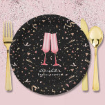 Assiettes En Carton Brunch et Fête des mariées Bubbly Noir<br><div class="desc">Deux flûtes en verre rose sur un arrière - plan noir avec confettis rose et or,  ces assiettes en papier sont parfaites pour un brunch de douche nuptiale et le thème du mousseux. CORRESPONDANCE d'objets dans notre collection.</div>