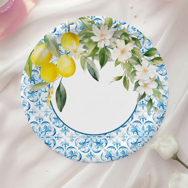 Assiettes En Carton Carrelage bleu méditerranéen et citrons pour une b (Mediterranean Blue Tiles and Lemons Bridal Shower Paper Plates on a table with a white rose.)