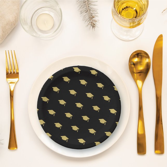 Assiettes En Carton Casquette De Diplôme D'Or Sur Black Modern Grad Pa (Gold Graduation Hat / Cap On Black (color is customizable) Modern Grad Party Paper Plates @ fatfatin)