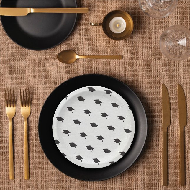 Assiettes En Carton Casquette noir de graduation sur blanc moderne Gra (Black Graduation Hat/Cap On White (color is customizable) Modern Grad Party Paper Plates @ fatfatin)