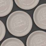 Assiettes En Carton C'est la saison Taupe Fête des mariées d'hiver<br><div class="desc">'Cette saison à célébrer est une plaque de papier de douche nuptiale chic d'hiver, avec un en-tête qui dit "C'est la saison à célébrer" dans une typographie stylisée en blanc sur un arrière - plan taupe. Si vous avez besoin d'une pièce qui n'est pas dans la collection, veuillez me le...</div>