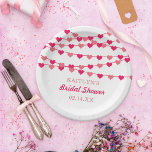 Assiettes En Carton Chaîne pendante Fête des mariées de coeur d'amour<br><div class="desc">Célébrez dans le style avec ces douches nuptiales modernes et très tendance ou plaques en papier mariage. Ce design est facile à personnaliser avec votre libellé d'événement spécial et vos invités seront ravis quand ils verront ces fabuleuses assiettes. Les éléments correspondants se trouvent dans la collection.</div>