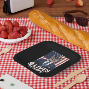 Assiettes En Carton Chat dans une suite avec la coiffure Trump Drapeau