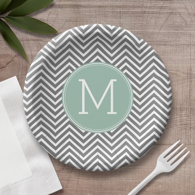 Assiettes En Carton Chevron personnalisé vert menthe et charbon avec m (Personalized birthday plate with monogram)