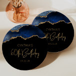 Assiettes En Carton Chic Agate Geode Blue Gold 60e fête d'anniversaire<br><div class="desc">Ces plaques élégantes et glamour de 60e anniversaire de fête ont une aquarelle d'une géode d'agate dans les tons bleu avec des reflets de parties scintillant en faux or. Les mots "60e anniversaire" apparaissent dans la parties scintillant en faux or dans une police décorative moderne d'écriture manuscrite. Customisez-le avec le...</div>