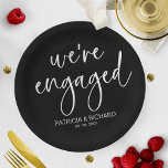 Assiettes En Carton Chic Calligraphy Nous sommes engagés Engagement Pa<br><div class="desc">Une plaque de papier élégante de fiançailles de calligraphie. Facile à personnaliser avec vos détails. PERSONNALISATION : Si vous avez besoin de personnalisation de la conception,  veuillez me contacter par conversation ; si vous avez besoin d'informations sur votre commande,  les options d'expédition,  etc,  veuillez contacter directement Zazzle support.</div>