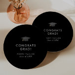 Assiettes En Carton Chic Dark Black Grad Casquettes Félicitations Grad<br><div class="desc">Ces élégantes plaques de papier de graduation en gris noir foncé congrats casquette sont parfaites pour une grande fête moderne. Le design sobre et sombre présente une typographie classique sophistiquée en noir et blanc avec un casquette d'aquarelle noir et or. Personnalisez vos plaques de papier avec le nom de l'année...</div>