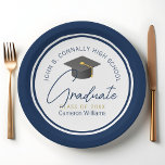 Assiettes En Carton Chic Navy Blue Modern 2025 Graduation Party<br><div class="desc">Ces plaques de fin d'études modernes bleu marine personnalisées portent votre nom de lycée ou de collège pour la classe de 2025. Customisez avec votre année de remise de diplômes sous l'écriture chic manuscrite et le gris gris casquette pour un décor de fête de troisième cycle personnalisé.</div>