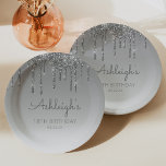 Assiettes En Carton Chic Silver Parties scintillant Drip 18e fête d'an<br><div class="desc">Ces assiettes élégantes et chic de dix-huit ans en papier de fête présentent une bordure brillante en argent faux parties scintillant et en argent ombre arrière - plan. Personnalisez-les avec le nom de l'invitée d'honneur en écriture manuscrite grise,  avec son anniversaire et la date ci-dessous en police sans serif.</div>