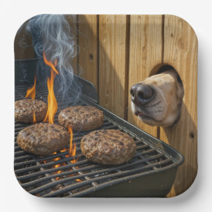 Assiettes En Carton Chien qui renifle des hamburgers sur un barbecue
